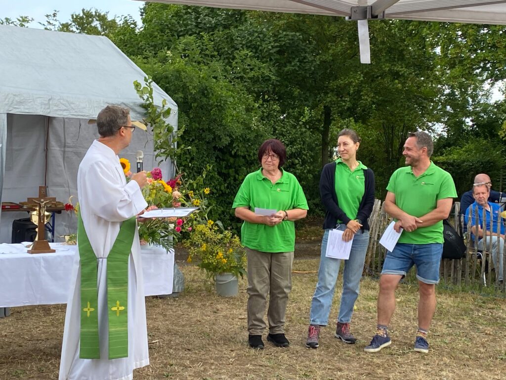 Uli Neumann, Sabine Hauck, Christoph Rogowski mit Diakon Martin Wunram beim ökumenischen Gottesdienst