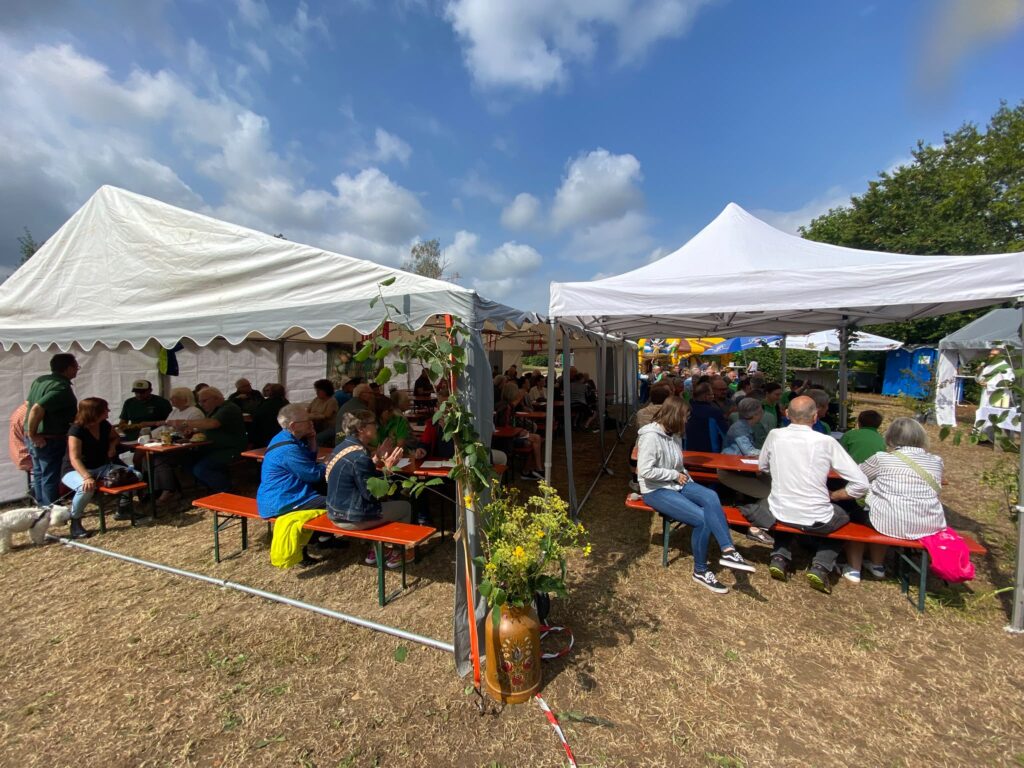 Besucher in den Zelten bei der Scheuerhocketse 2026
