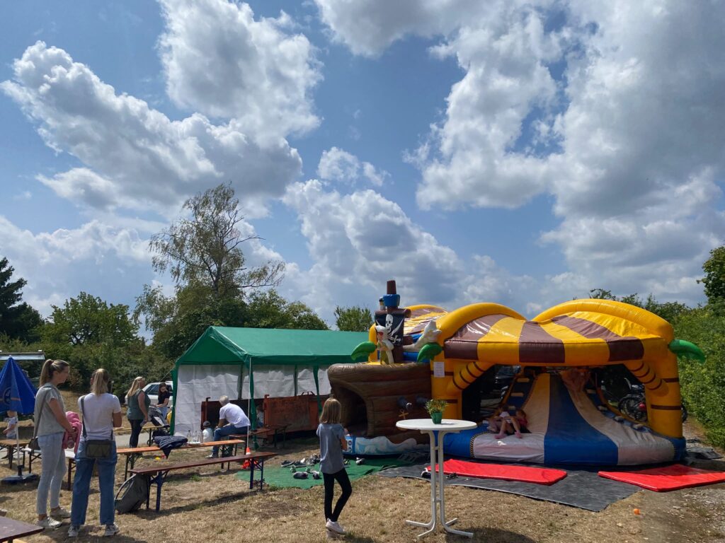 Hüpfburg und XXL-Sandkasten