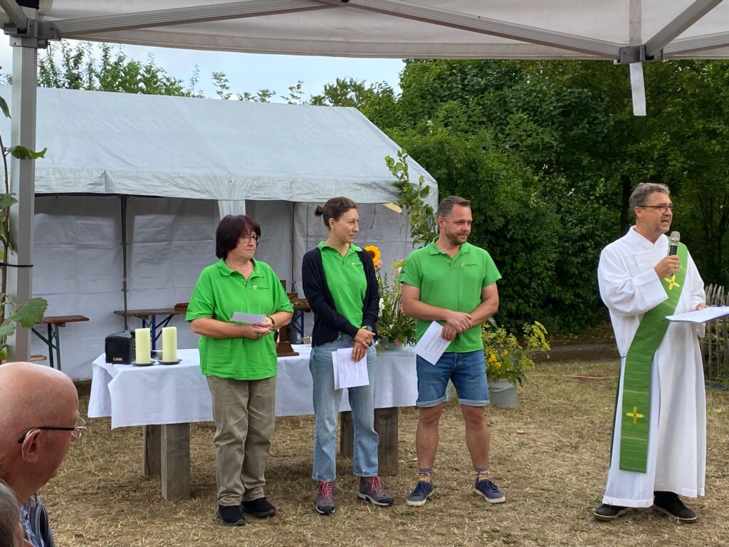Uli Neumann, Sabine Hauck, Christoph Rogowski mit Diakon Martin Wunram beim ökumenischen Gottesdienst