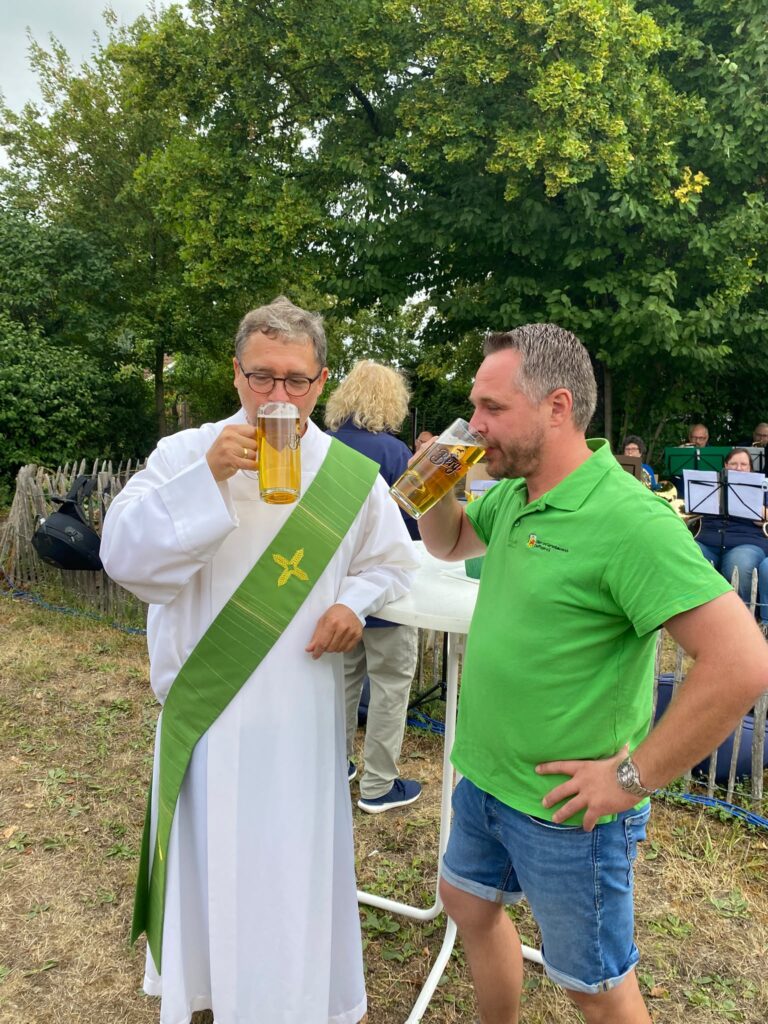Diakon Wunram und Christoph Rogowski nach dem Gottesdienst mit wohlverdientem Bier